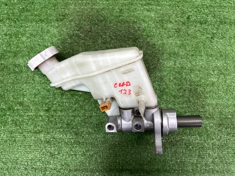 Главный тормозной цилиндр с бочком Kia Ceed 2 2015 SW