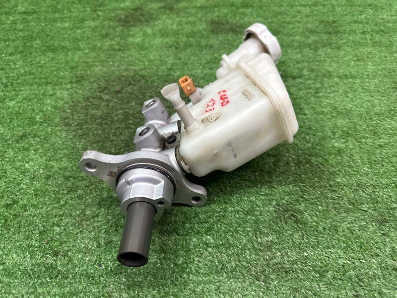 Главный тормозной цилиндр с бочком Kia Ceed 2 2015 SW