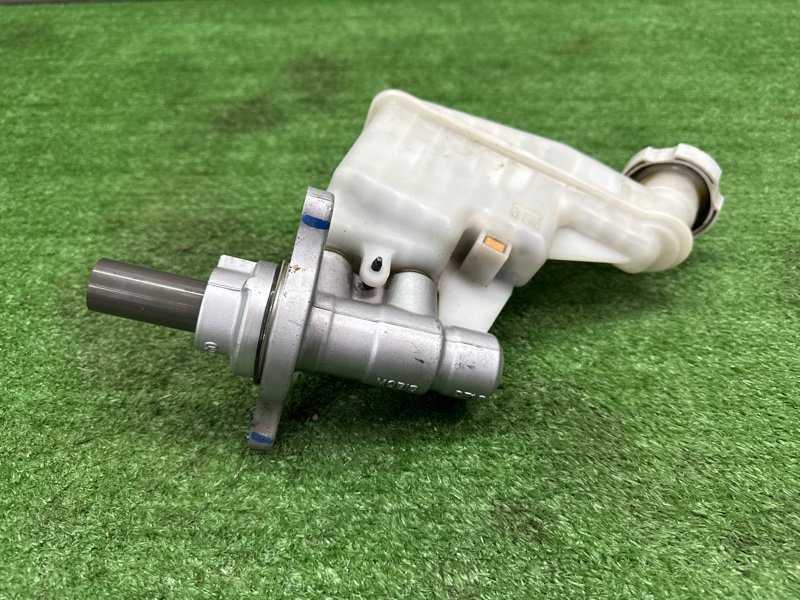 Главный тормозной цилиндр с бочком Kia Ceed 2 2015 SW