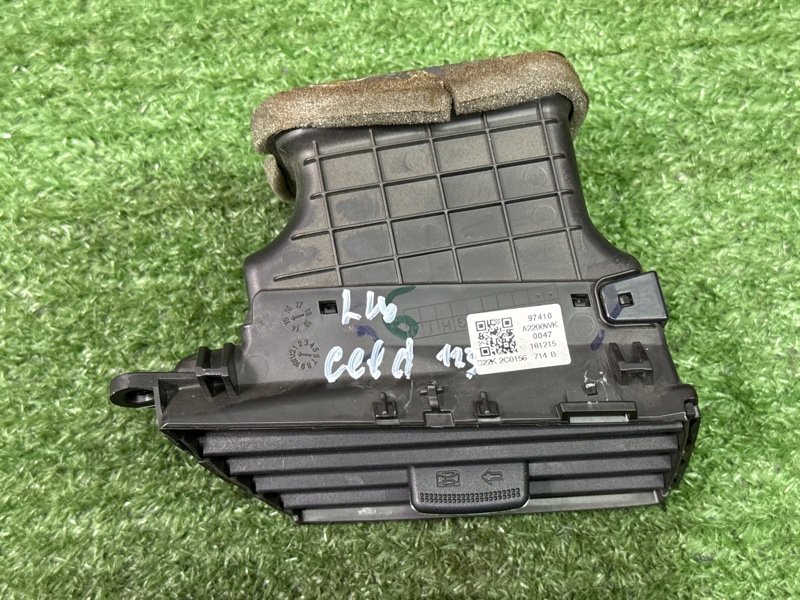 Дефлектор отопителя центральный Kia Ceed 2 2015 SW