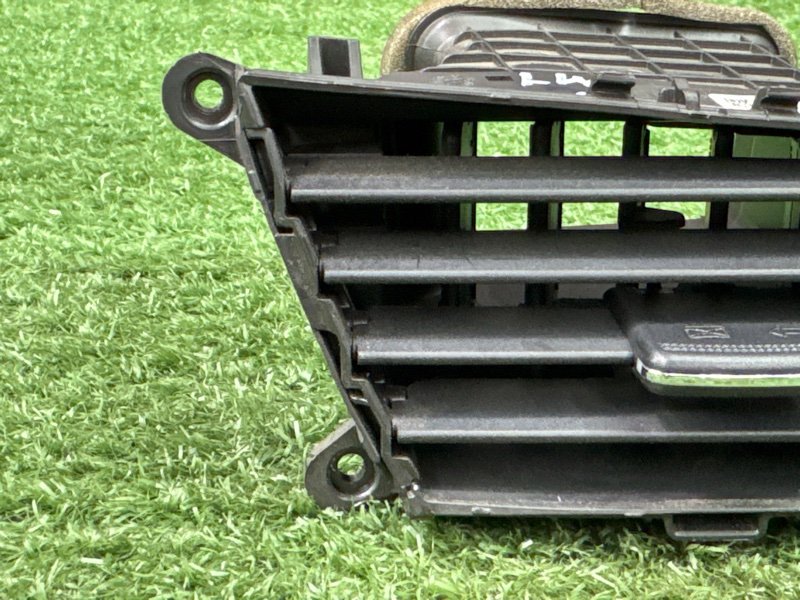 Дефлектор отопителя центральный Kia Ceed 2 2015 SW