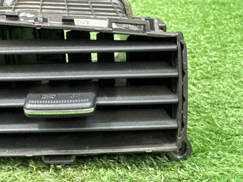 Дефлектор отопителя центральный Kia Ceed 2 2015 SW