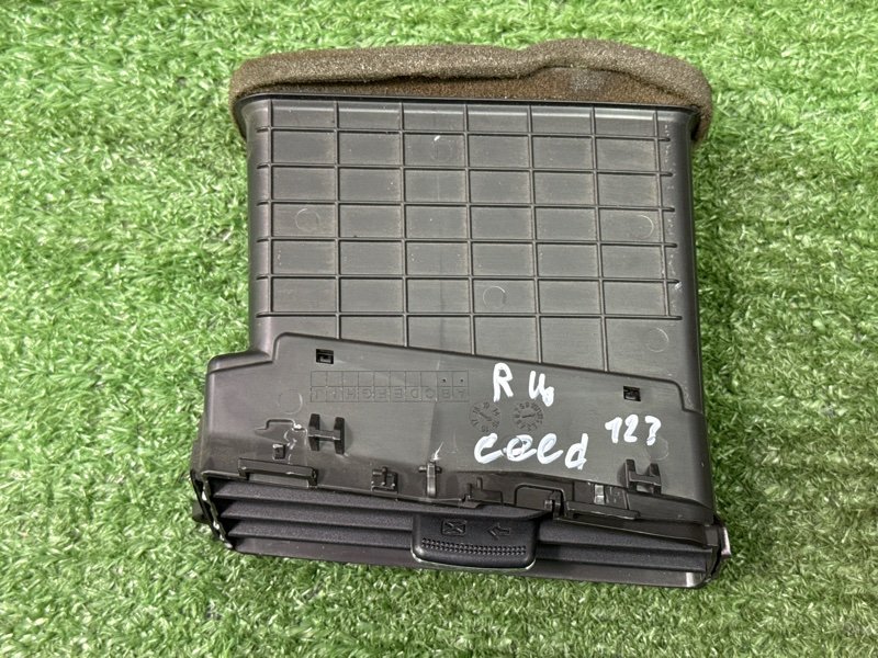 Дефлектор отопителя центральный Kia Ceed 2 2015 SW