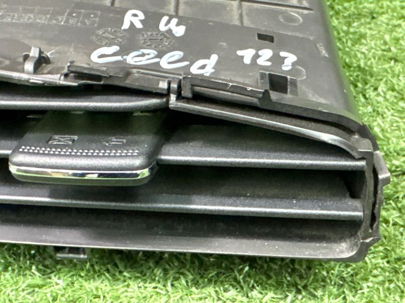 Дефлектор отопителя центральный Kia Ceed 2 2015 SW