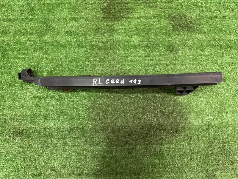 Направляющая стекла двери Kia Ceed 2 2015 SW