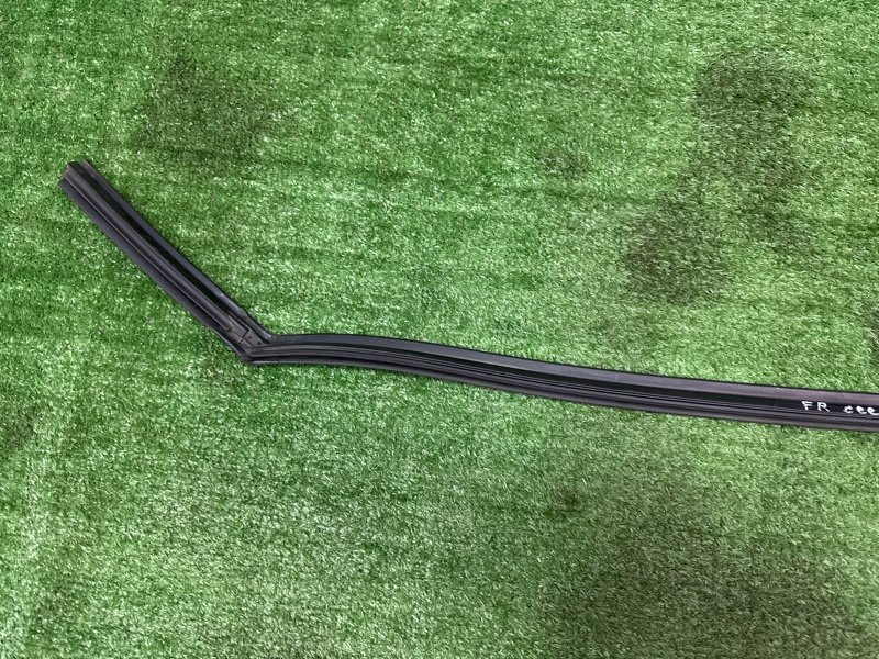 Уплотнитель двери Kia Ceed 2 2015 SW