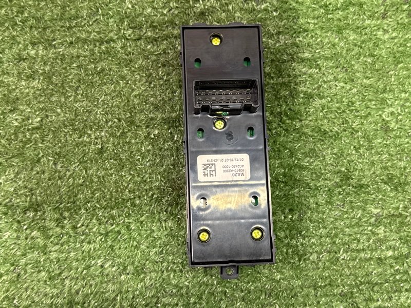 Блок управления стеклоподъемниками Kia Ceed 2 2015 SW