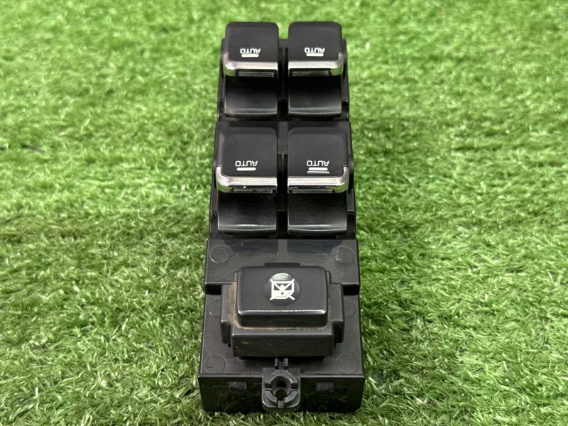 Блок управления стеклоподъемниками Kia Ceed 2 2015 SW