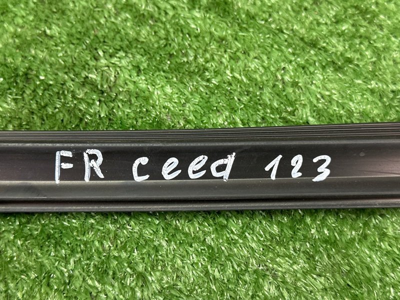 Уплотнитель стекла двери Kia Ceed 2 2015 SW