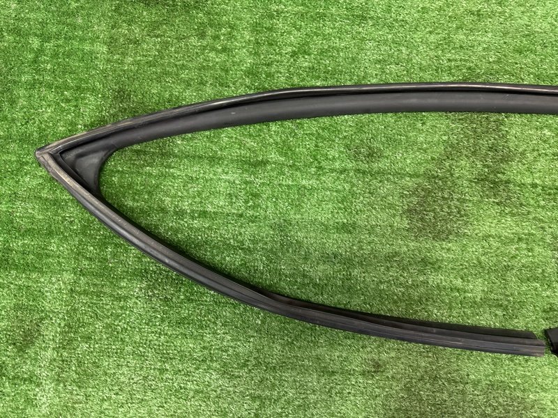 Уплотнитель стекла двери Kia Ceed 2 2015 SW