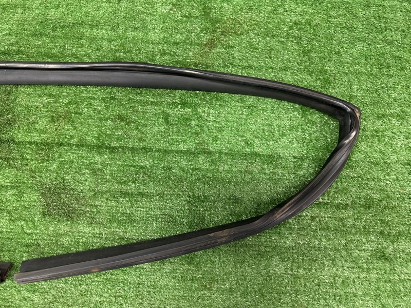 Уплотнитель стекла двери Kia Ceed 2 2015 SW