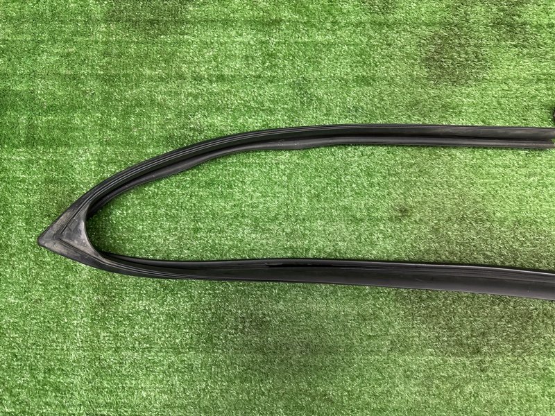 Уплотнитель стекла двери Kia Ceed 2 2015 SW