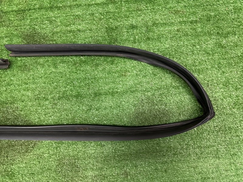 Уплотнитель стекла двери Kia Ceed 2 2015 SW