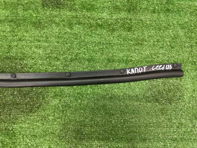 Уплотнитель капота Kia Ceed 2 2015 SW