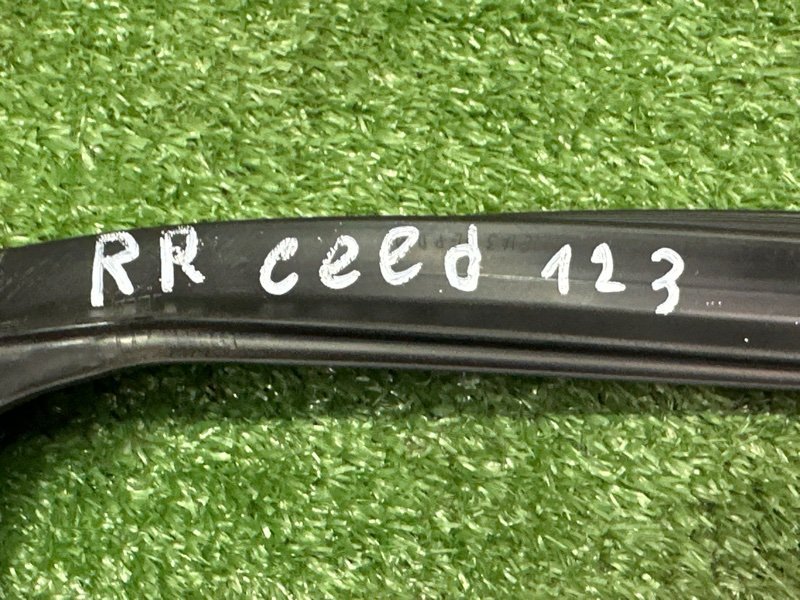 Уплотнитель стекла двери Kia Ceed 2 2015 SW