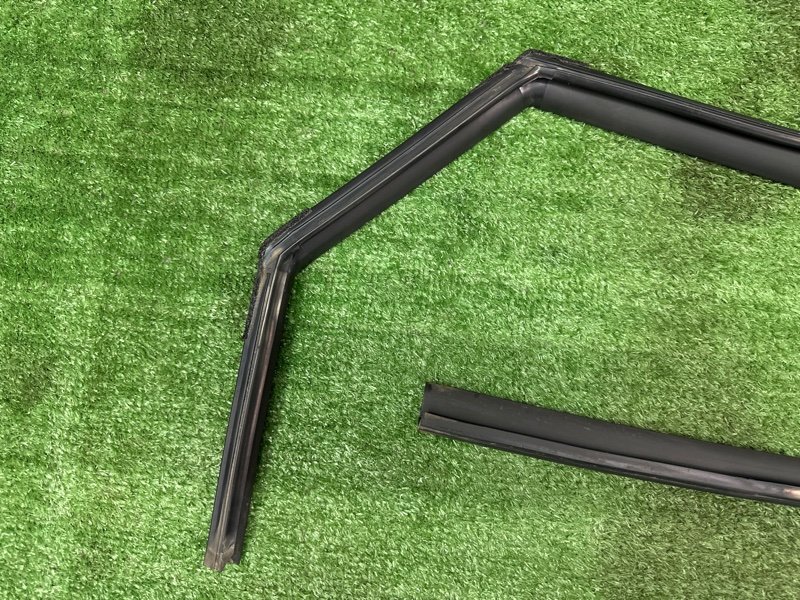 Уплотнитель стекла двери Kia Ceed 2 2015 SW