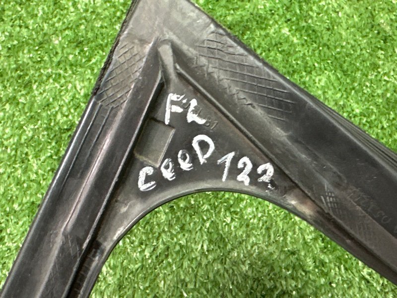 Уплотнитель стекла двери Kia Ceed 2 2015 SW