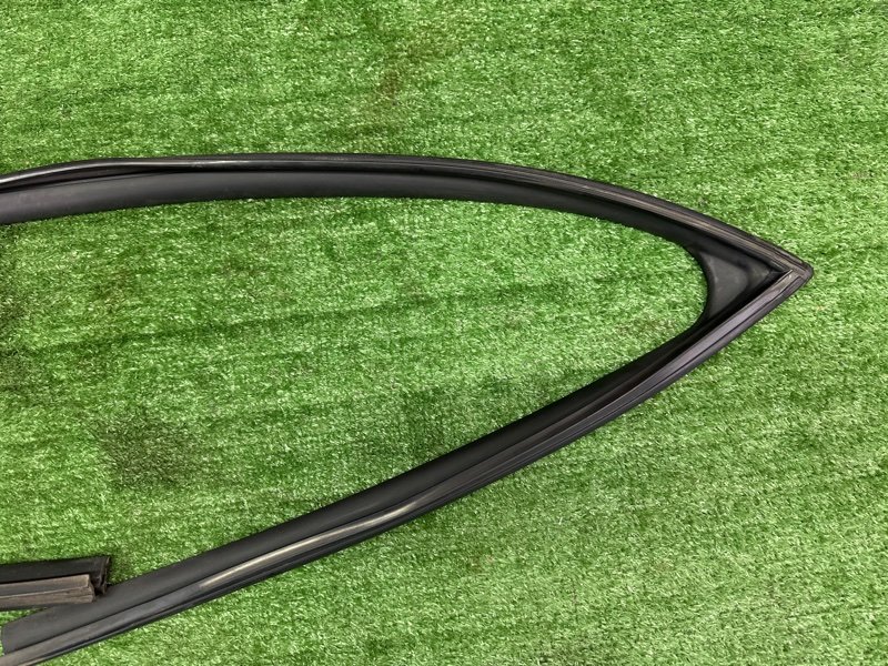 Уплотнитель стекла двери Kia Ceed 2 2015 SW