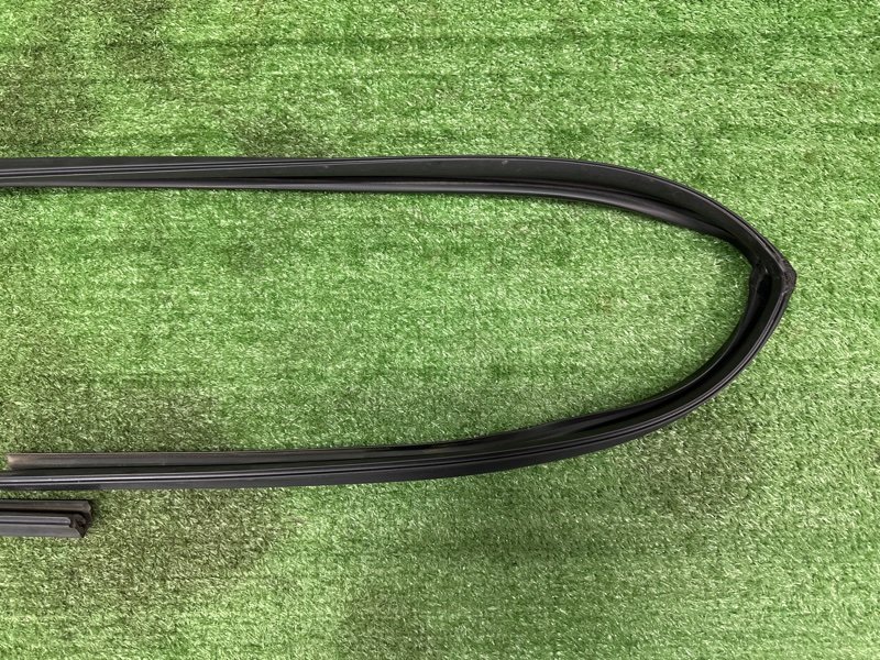 Уплотнитель стекла двери Kia Ceed 2 2015 SW