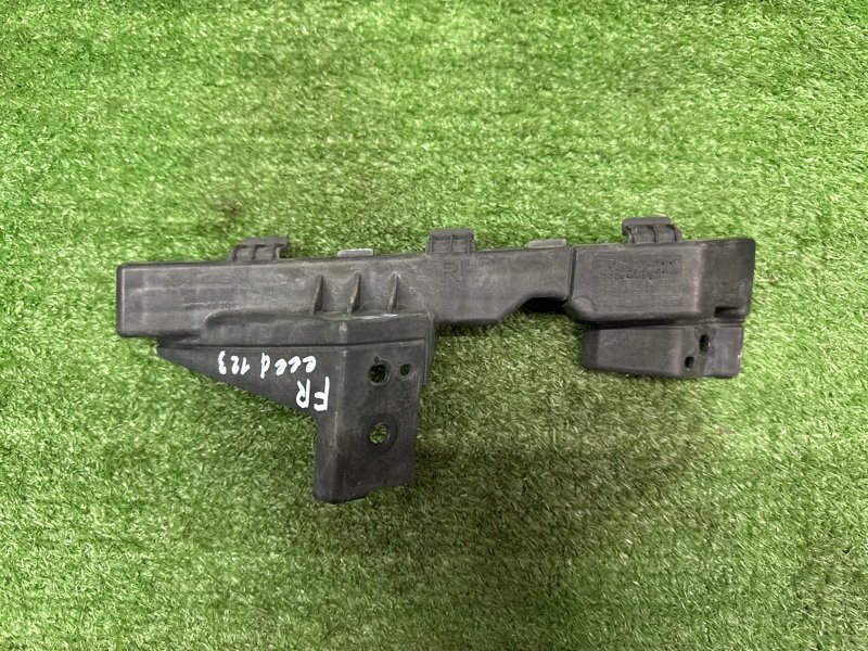 Кронштейн бампера передний Kia Ceed 2 2015 SW