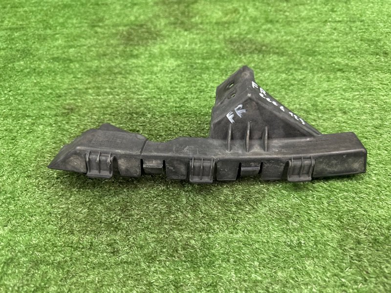 Кронштейн бампера передний Kia Ceed 2 2015 SW