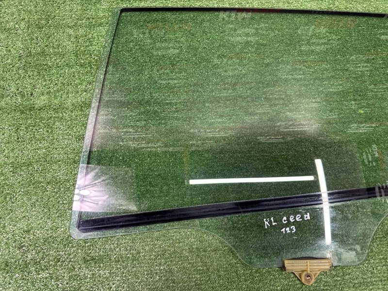 Стекло двери Kia Ceed 2 2015 SW