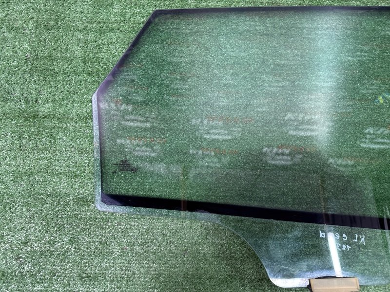 Стекло двери Kia Ceed 2 2015 SW