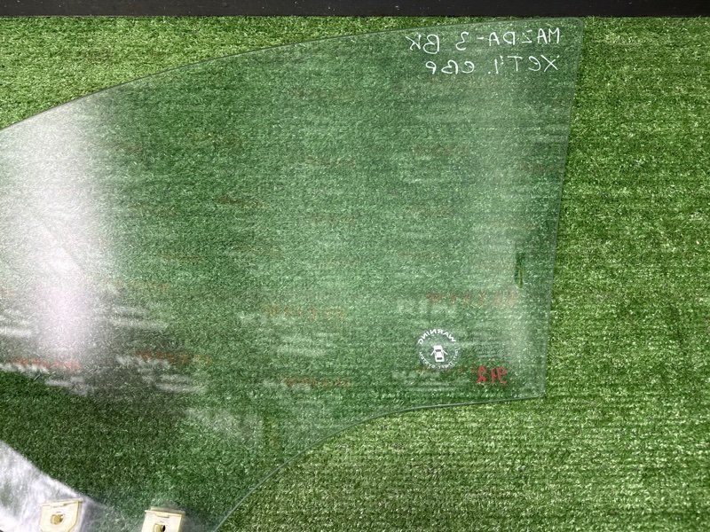 Стекло двери mazda mazda 3 BK