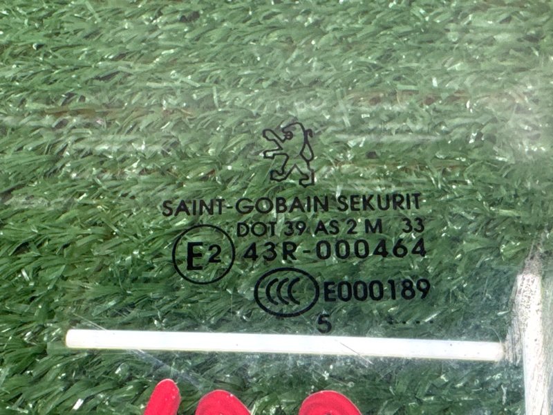 Стекло двери Peugeot 206