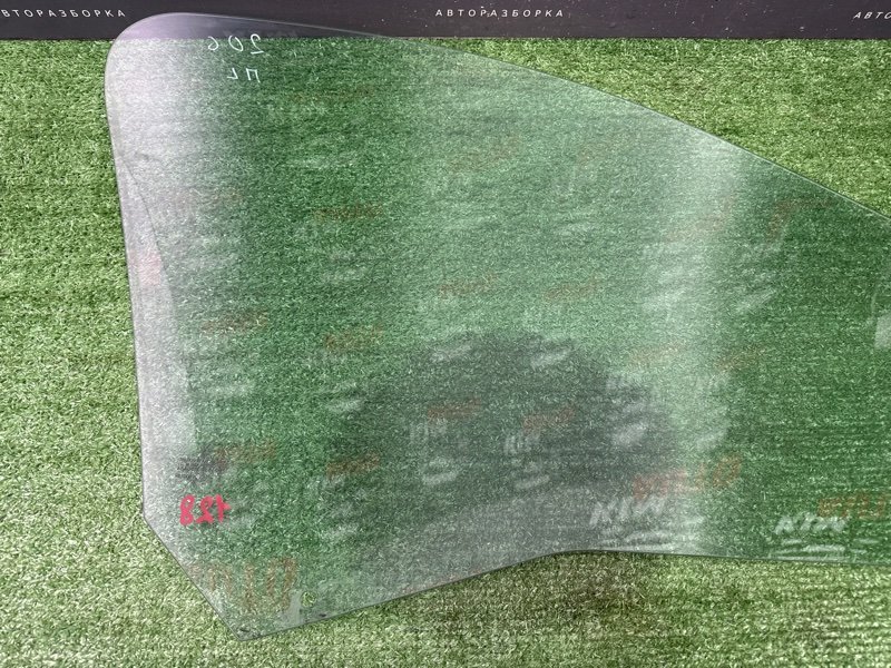 Стекло двери Peugeot 206