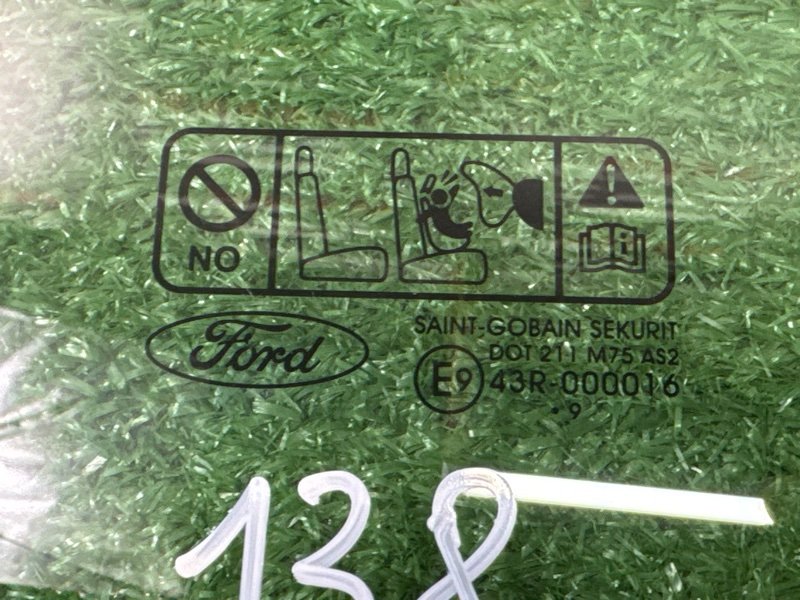 Стекло двери Ford Focus 2