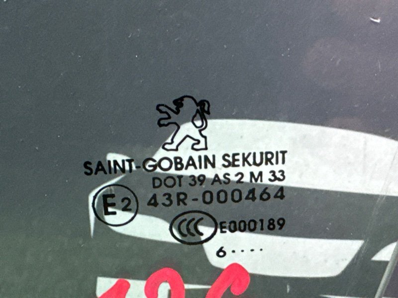 Стекло двери Peugeot 207