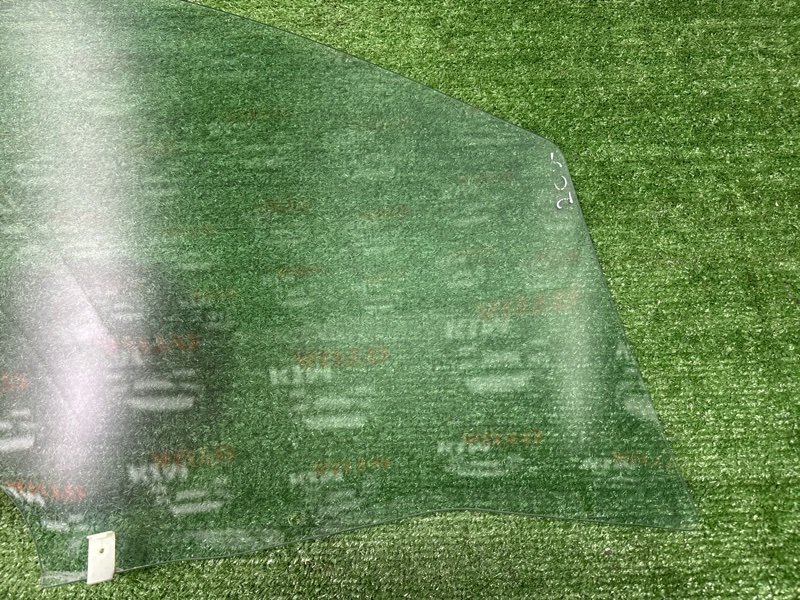 Стекло двери Peugeot 207