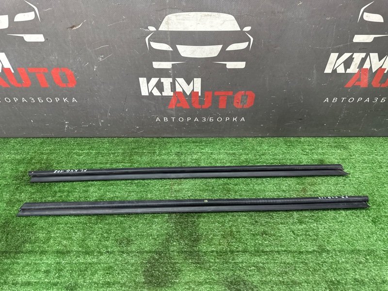 Уплотнитель стекла(бархотка) внутренний Ford Kuga 2013 SUV