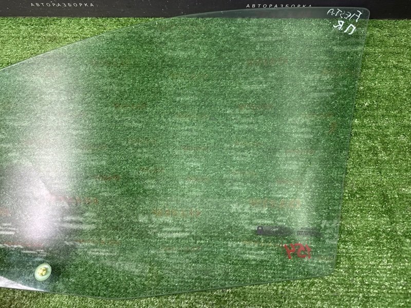 Стекло двери Ford Fiesta