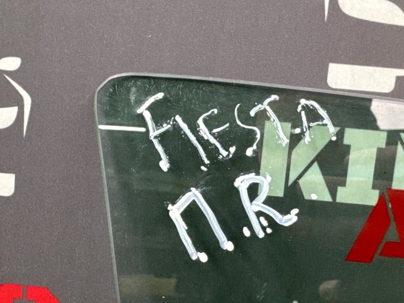 Стекло двери Ford Fiesta