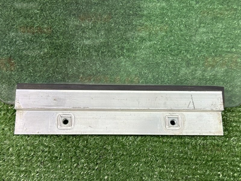 Стекло двери Opel Corsa D