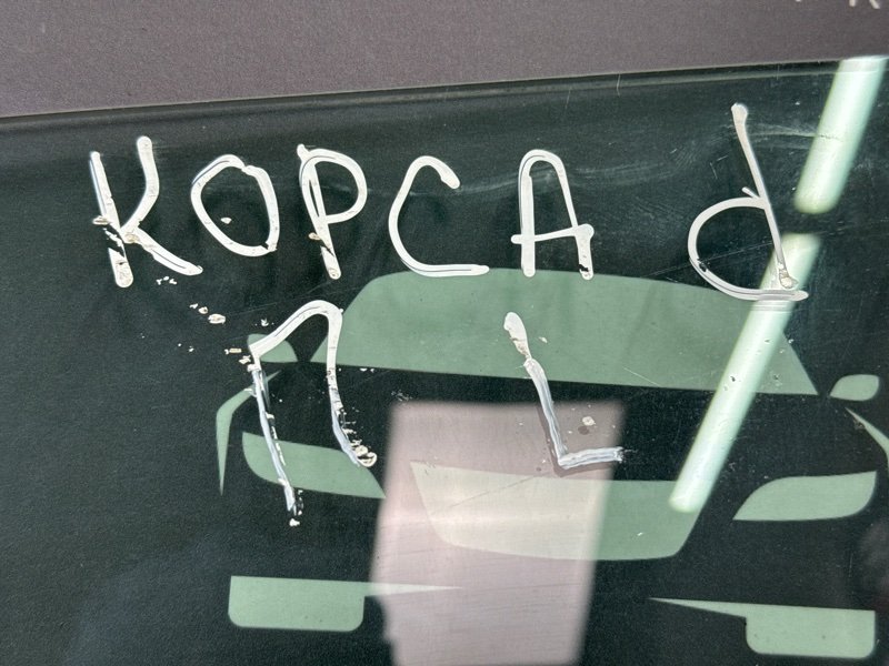 Стекло двери Opel Corsa D