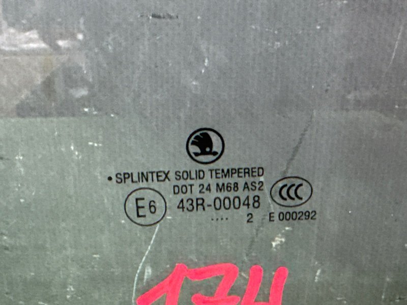 Стекло двери Skoda Octavia A5