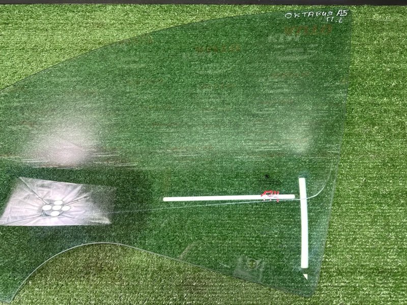 Стекло двери Skoda Octavia A5