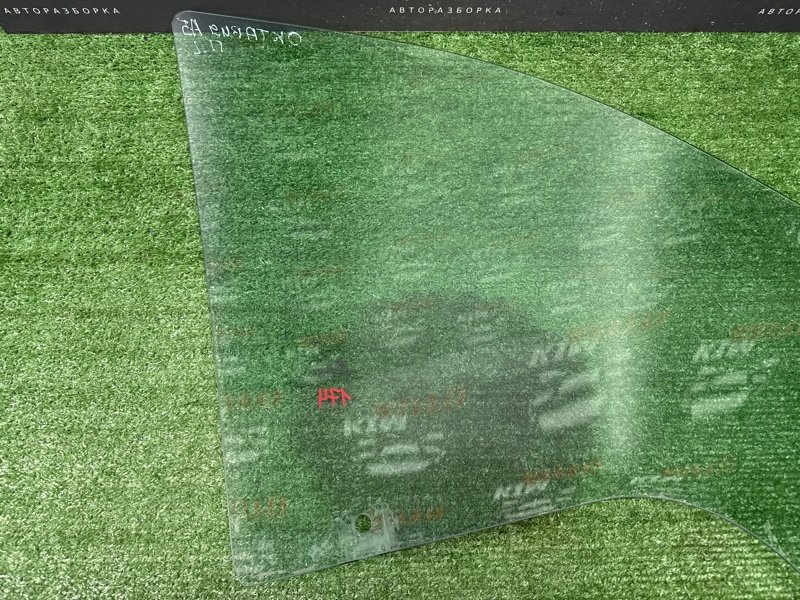 Стекло двери Skoda Octavia A5