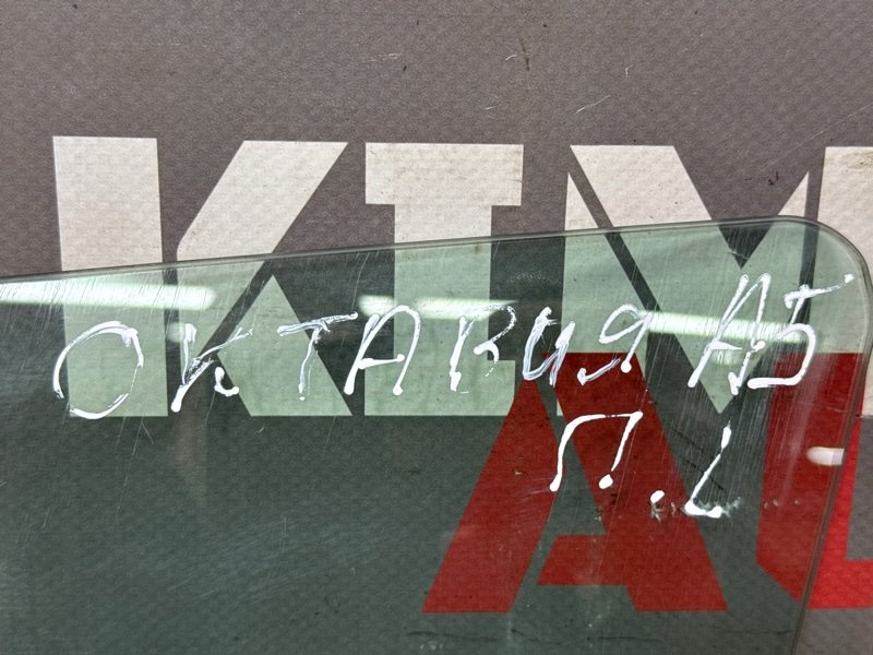 Стекло двери Skoda Octavia A5