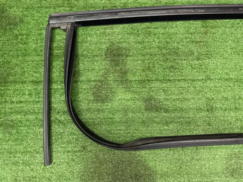 Уплотнитель стекла направляющий Ford Kuga 2013 SUV