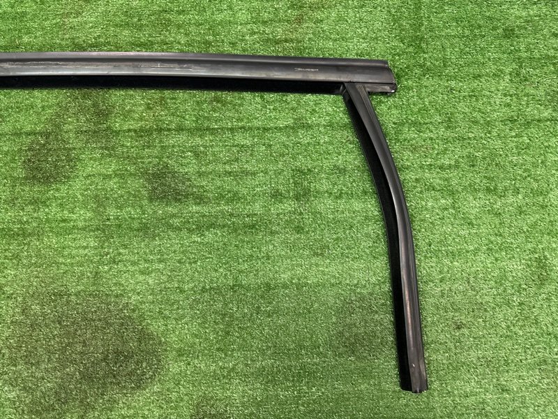 Уплотнитель стекла направляющий Ford Kuga 2013 SUV