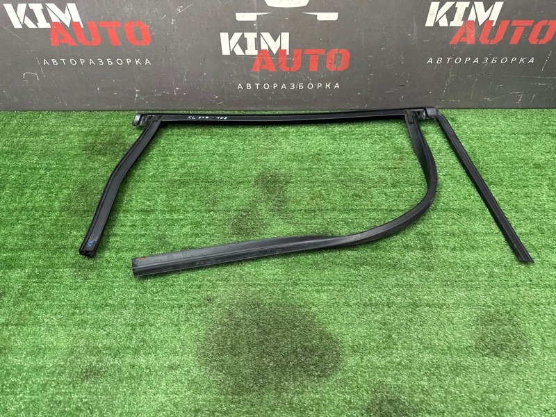 Уплотнитель стекла направляющий Ford Kuga 2013 SUV