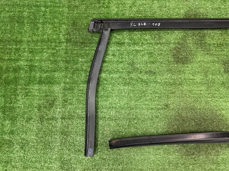 Уплотнитель стекла направляющий Ford Kuga 2013 SUV