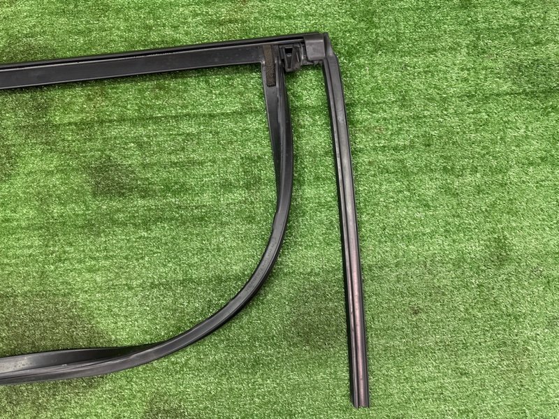 Уплотнитель стекла направляющий Ford Kuga 2013 SUV