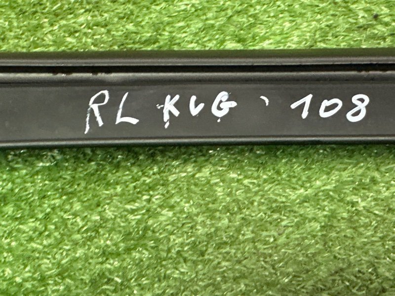 Уплотнитель стекла направляющий Ford Kuga 2013 SUV