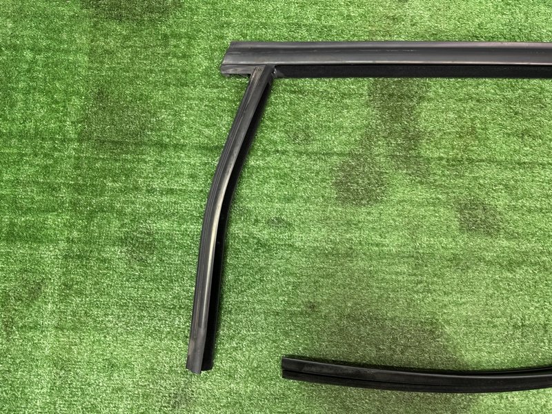 Уплотнитель стекла направляющий Ford Kuga 2013 SUV