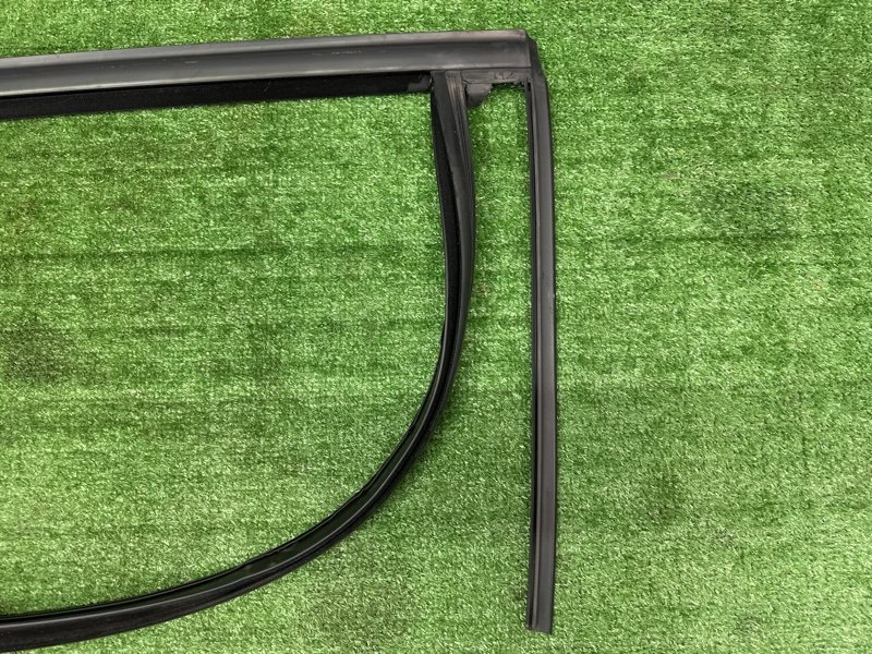 Уплотнитель стекла направляющий Ford Kuga 2013 SUV